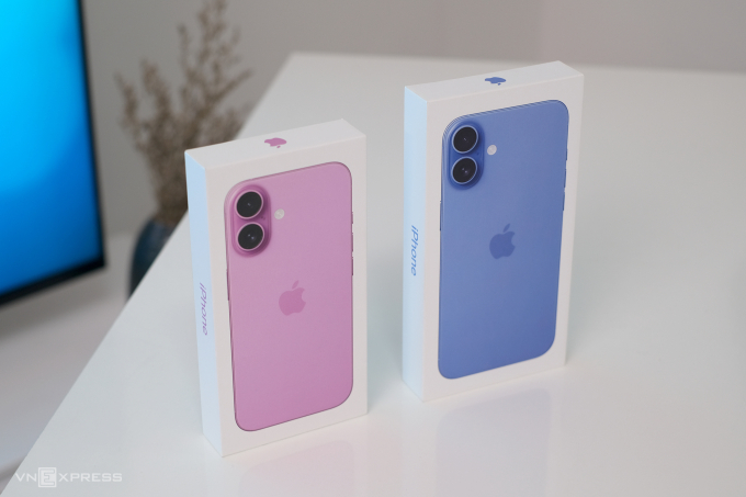 iPhone 16 màu hồng và iPhone 16 Plus. Ảnh: Tuấn Hưng