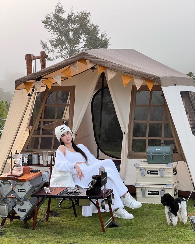 Mũ beanie và áo trắng: sự kết hợp ‘ngỡ không hợp mà hợp không tưởng’ - Ảnh 1.