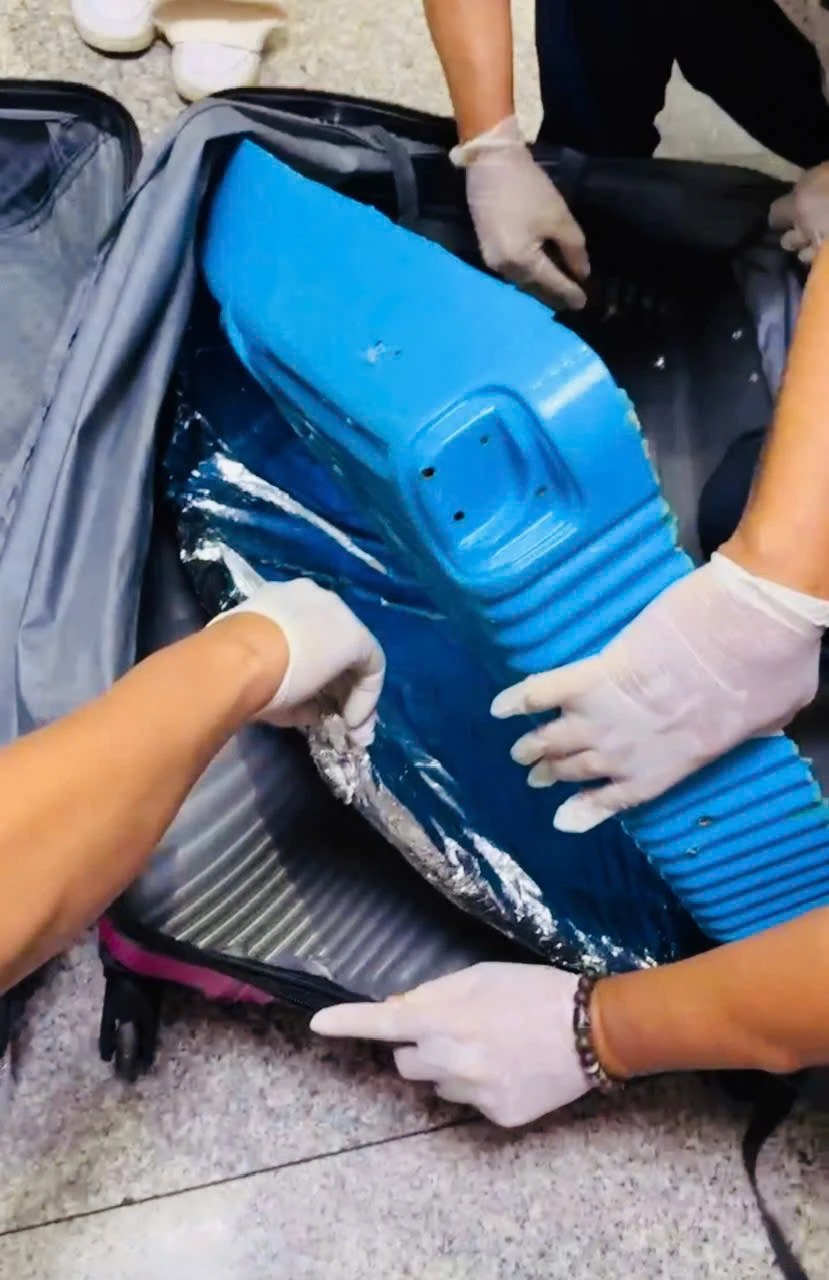 4,5kg ma túy các loại được đối tượng giấu tinh vi trong vali cá nhân. Ảnh: CHQ cocain.jpg