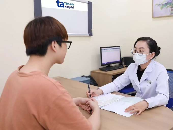 Bác sĩ Diễm khám cho người bệnh. Ảnh minh họa: Bệnh viện Đa khoa Tâm Anh