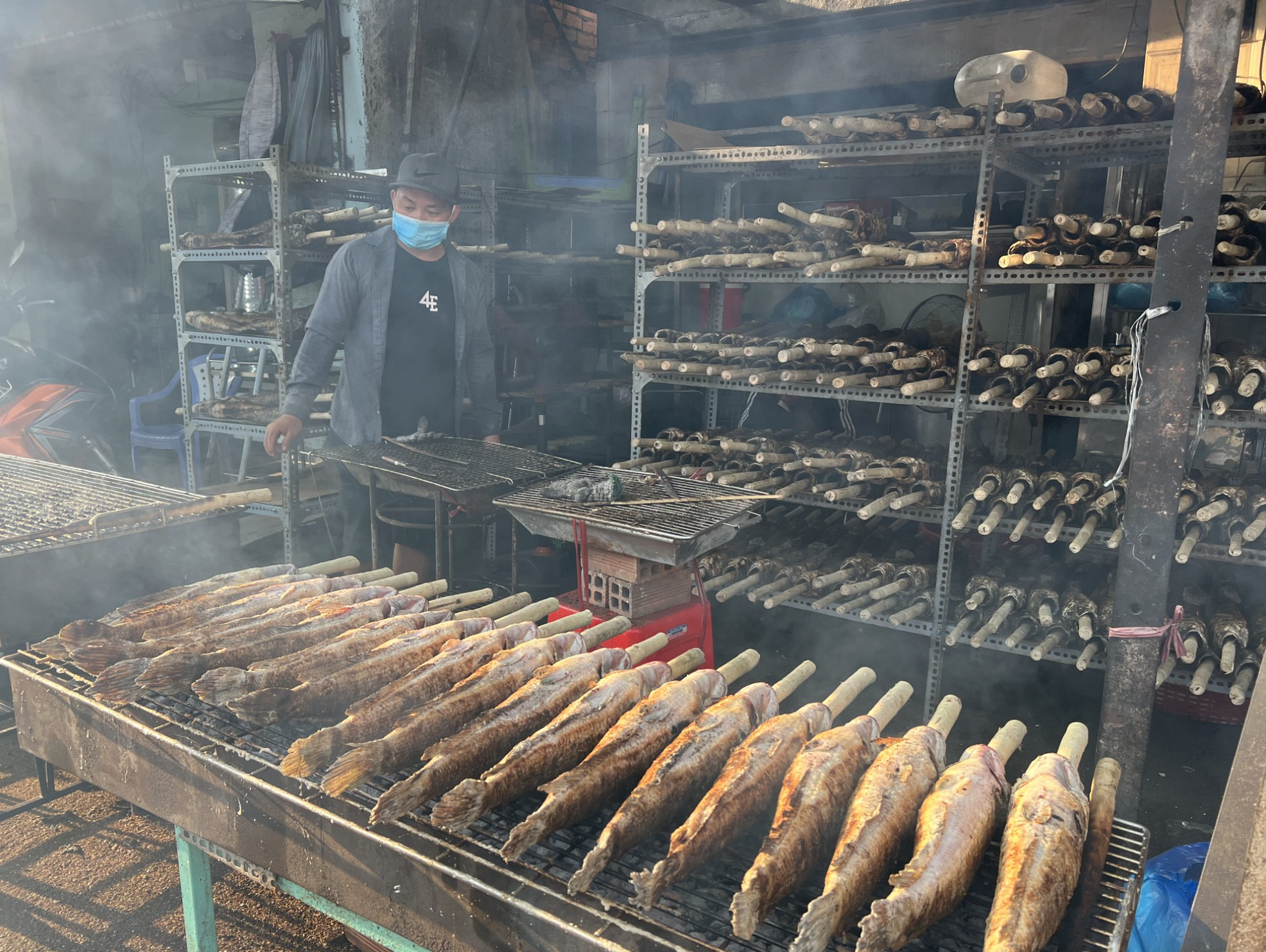 100 tấn cá lóc đổ bộ TP.HCM, thủ phủ cá nướng đỏ lửa xuyên đêm nướng 5.000 con ngày vía Thần Tài- Ảnh 1.