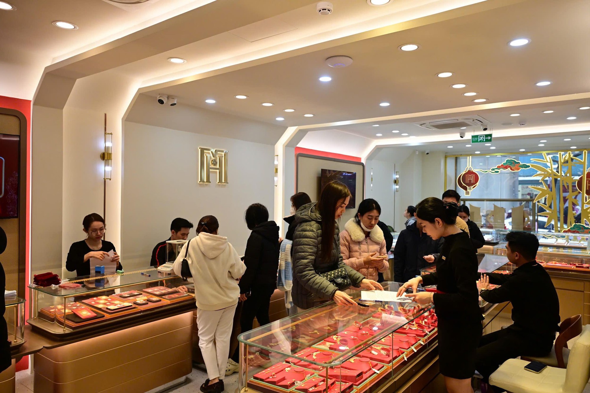 Thị trường ngày vía Thần Tài: 1001 cách “săn vàng” – người xếp hàng từ mờ sáng, người ung dung mua online- Ảnh 1.