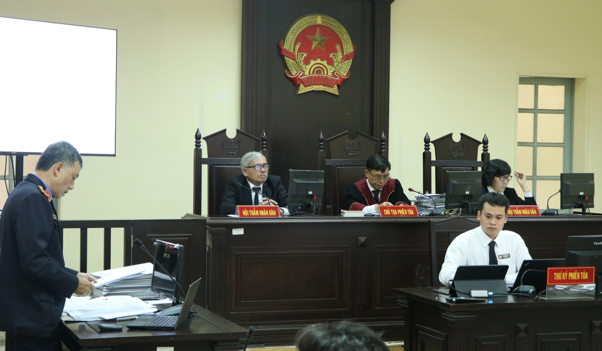 11 bị cáo 'khiêng quan tài trước chợ Bến Thành' nhận án tù- Ảnh 2.