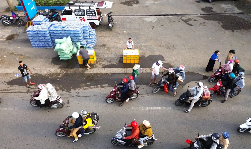 chai nước suối 4.JPG