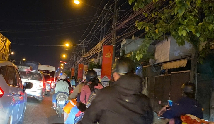 120km đi hơn 8 tiếng, nỗi 'ám ảnh' kẹt xe trên đường trở lại TP.HCM 1 kẹt xe - Ảnh 1.