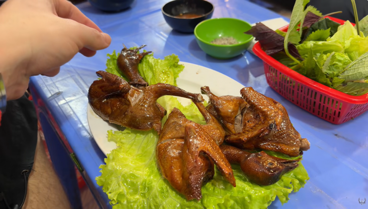 Suất chim câu quay gồm 2 con, giá 300.000 đồng mà nhóm khách Tây thưởng thức ở phố cổ Hà Nội