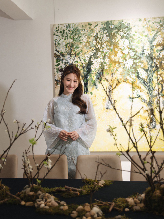 Không chỉ vậy, Diễm My 9X còn thường chạy bộ một tiếng, trong đó cứ 2 phút chạy kết hợp một phút đi bộ. Người đẹp gập bụng 100 cái, nhảy xa 60 lần.