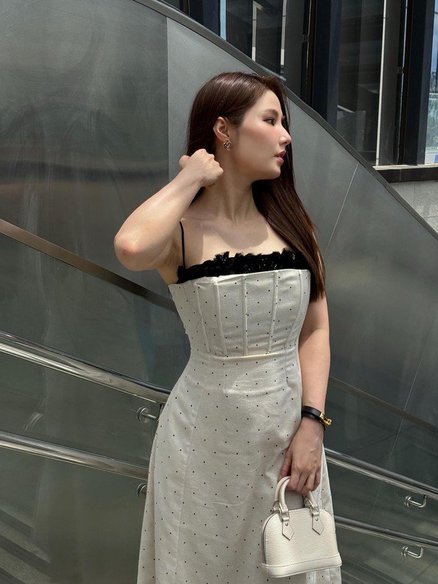 Trong suốt thời gian qua, Diễm My 9X chọn thay thế cơm trắng bằng gạo lức, bổ sung đạm từ ức gà, thịt bò và ăn nhiều trái cây, các loại hạt, rau xanh để thêm nhiều chất xơ và vitamin giúp cơ thể luôn tràn đầy năng lượng. Về nước uống, cô chọn các loại nước detox với chanh, sả, mật ong hoặc nước ép hoa quả không đường giúp thanh lọc cơ thể, làn da trắng hồng và rạng rỡ hơn. Nhờ việc chăm chỉ giảm cân khoa học nên Diễm My 9X đã lấy lại được vóc dáng đẹp cùng khí chất sang chảnh.