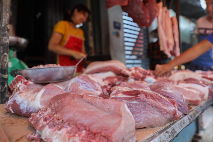 Người dân mua thịt heo ở khu chợ tại phường Phước Long. Ảnh: Quỳnh Trần