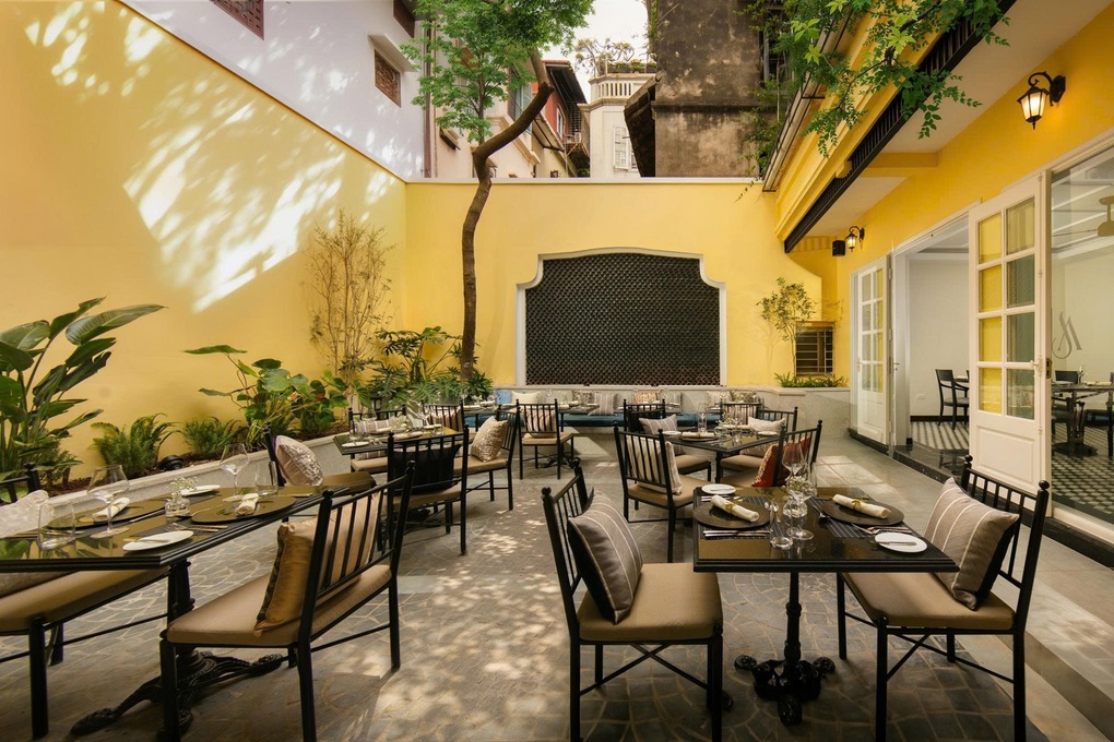 Khách cấp cao châu Âu ăn trưa với rau muống và gà xé hoa chuối ở Hà Nội - 2