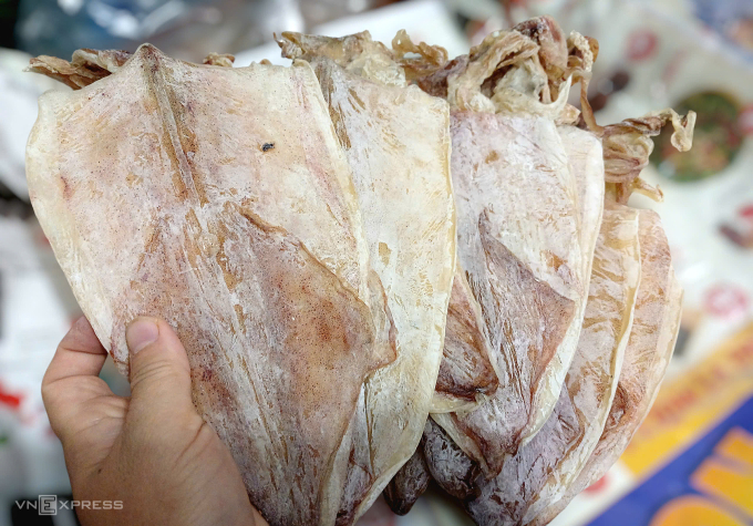 Mực khô loại 16 con một kg có giá 1,5 triệu đồng. Ảnh: Thi Hà