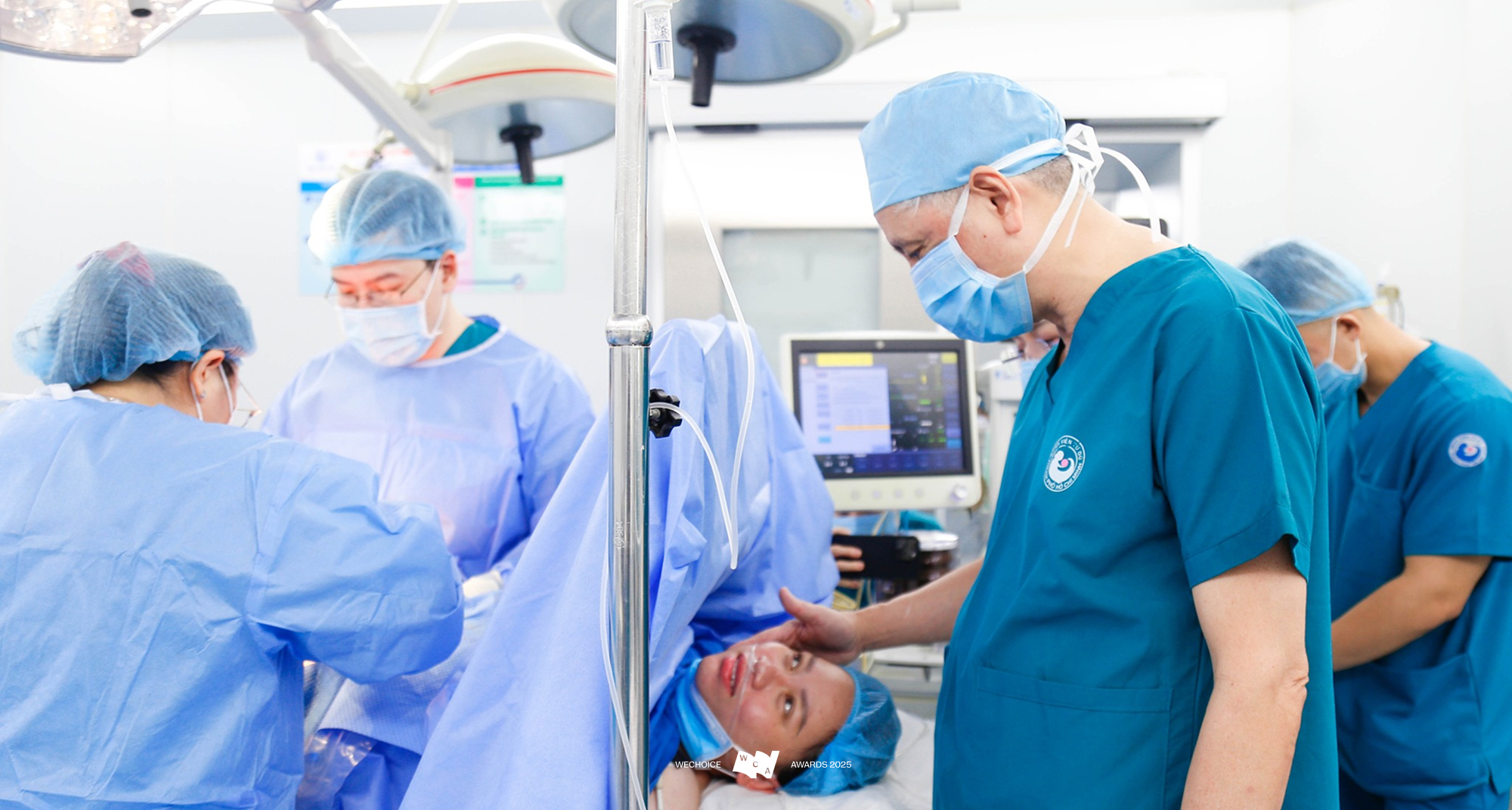 Hai bệnh viện, một ê-kíp bác sĩ, và hành trình đi cứu những trái tim nhỏ bằng quả dâu tây ở trong bụng mẹ- Ảnh 10.