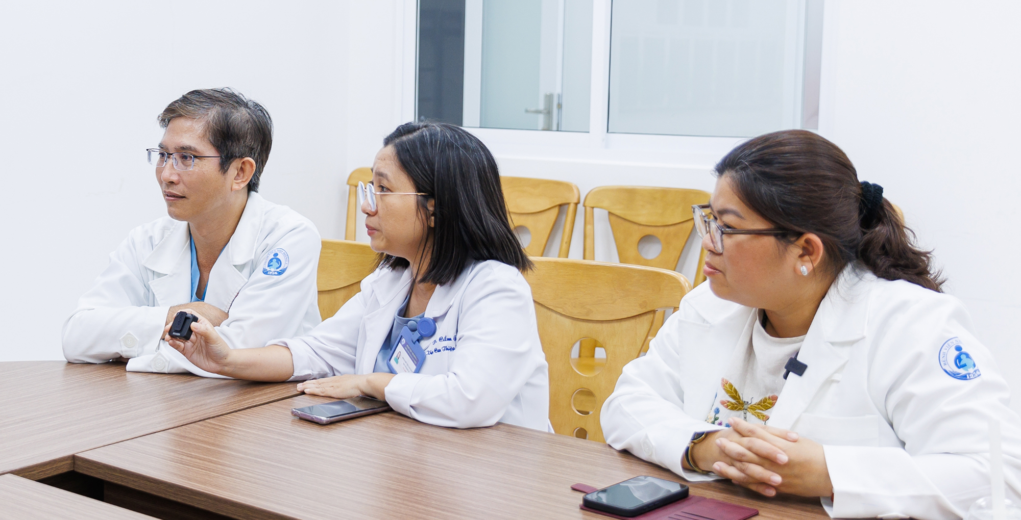 Hai bệnh viện, một ê-kíp bác sĩ, và hành trình đi cứu những trái tim nhỏ bằng quả dâu tây ở trong bụng mẹ- Ảnh 27.