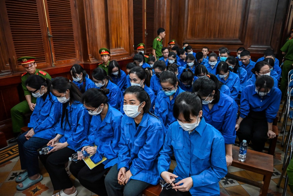 Toàn cảnh phiên tòa xử 100 bị cáo làm giả phiếu kiểm nghiệm cho kẹo Kera - 3