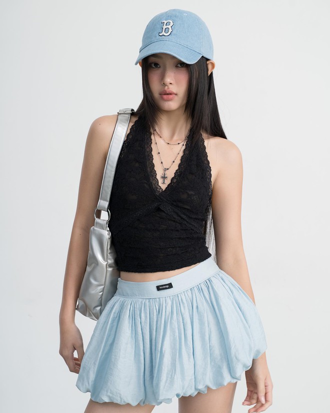 Tôn dáng, khoe vai trần quyến rũ cùng áo cổ yếm và chân váy ngắn - Ảnh 2.