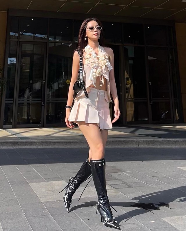 Tôn dáng, khoe vai trần quyến rũ cùng áo cổ yếm và chân váy ngắn - Ảnh 5.