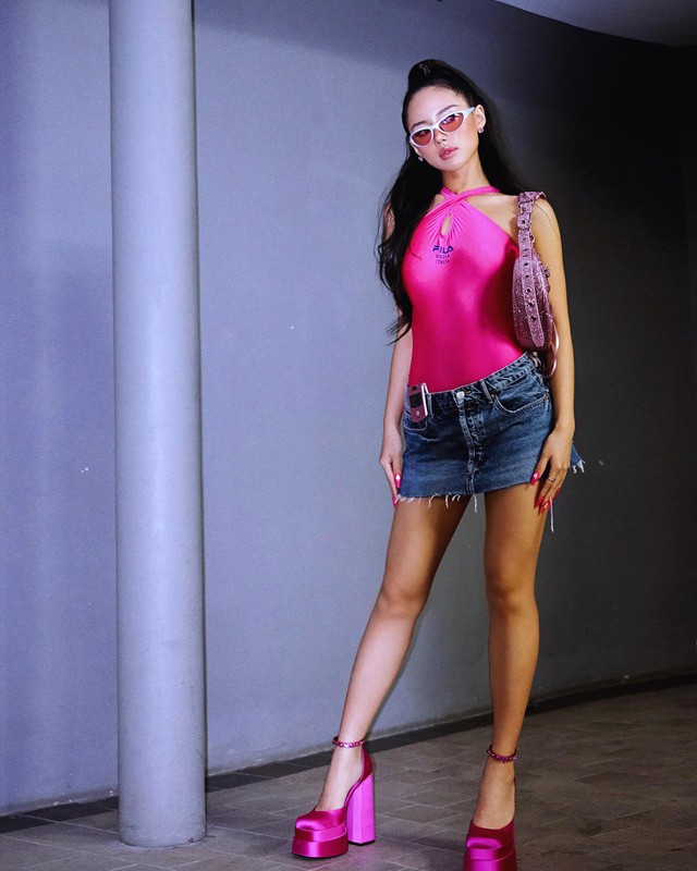 Tôn dáng, khoe vai trần quyến rũ cùng áo cổ yếm và chân váy ngắn - Ảnh 6.