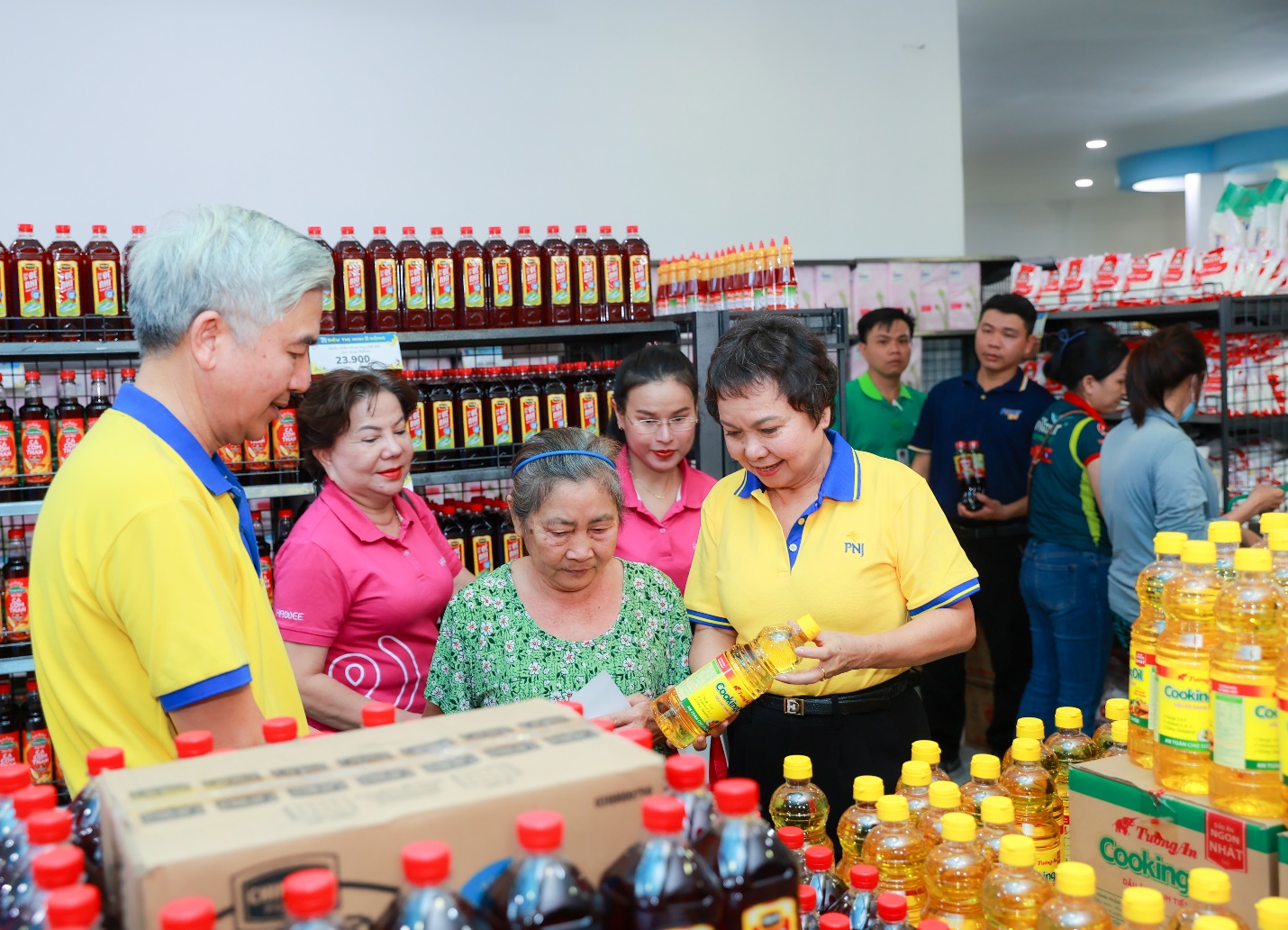 Siêu thị mini 0 đồng 2026: PNJ lan tỏa Tết yêu thương đến 15.000 bà con- Ảnh 2.