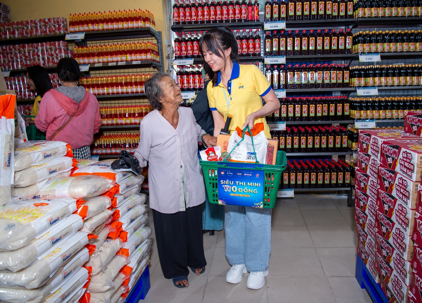 Siêu thị mini 0 đồng 2026: PNJ lan tỏa Tết yêu thương đến 15.000 bà con- Ảnh 6.