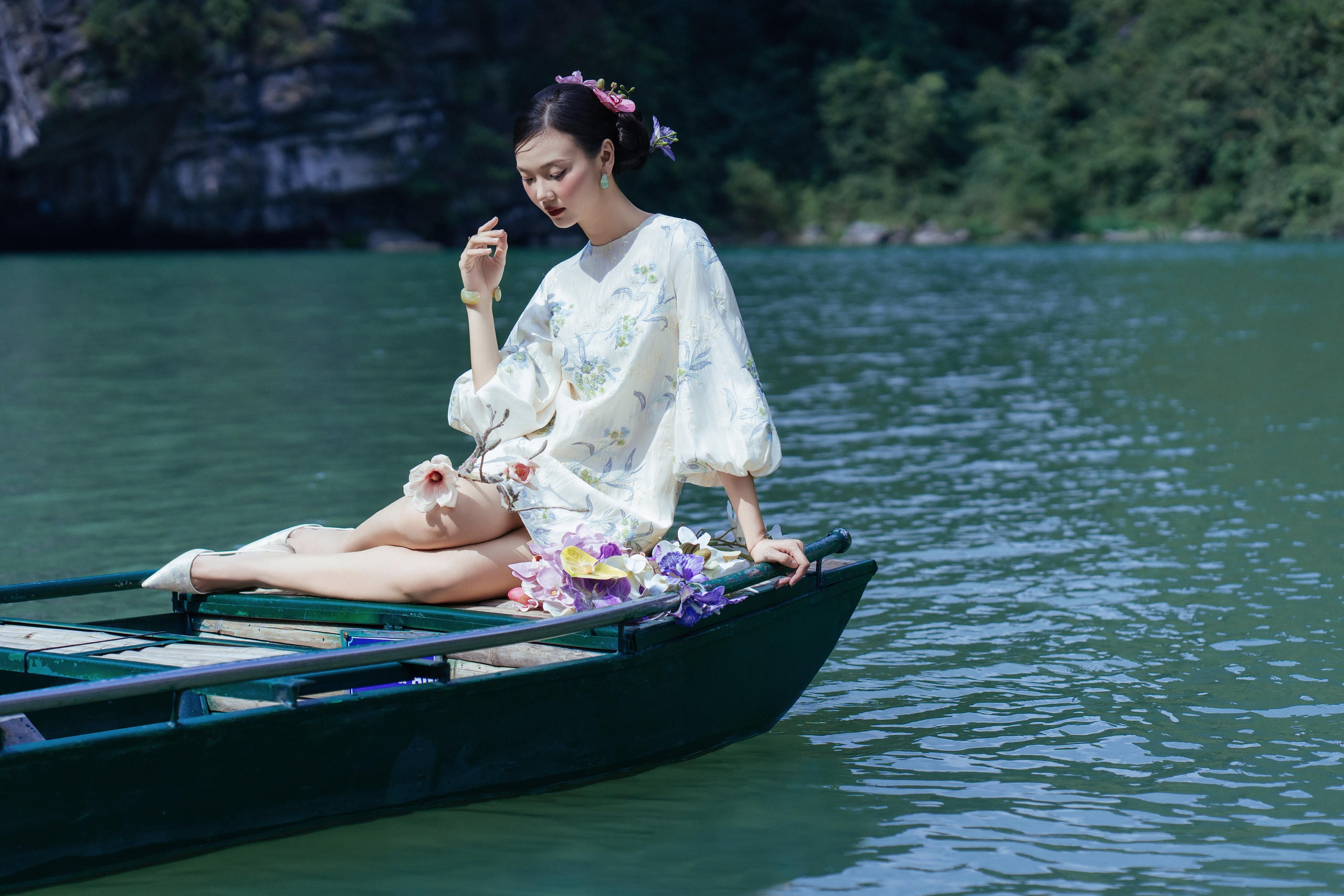 'Nàng thơ’ áo dài đẹp tựa tranh thủy mặc giữa lòng di sản thế giới- Ảnh 3.