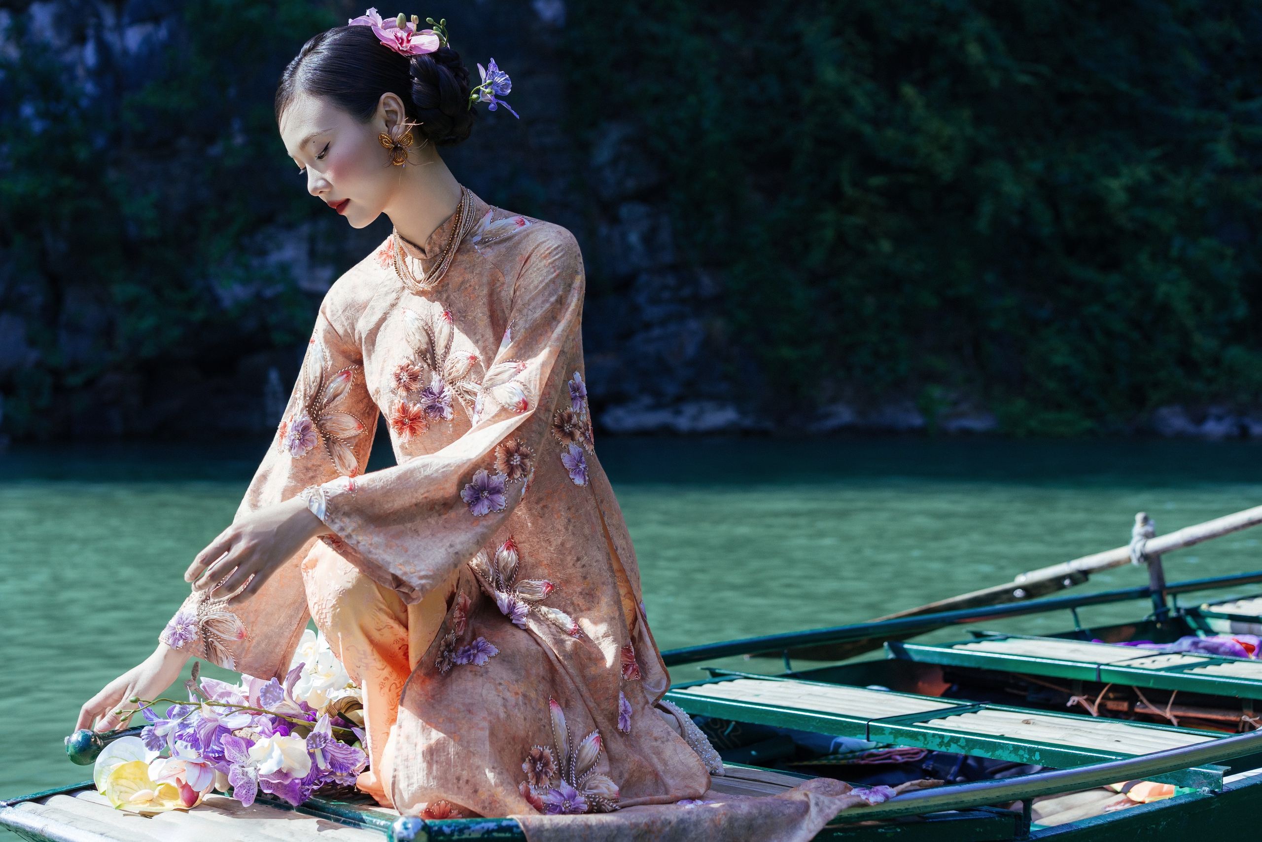 'Nàng thơ’ áo dài đẹp tựa tranh thủy mặc giữa lòng di sản thế giới- Ảnh 6.