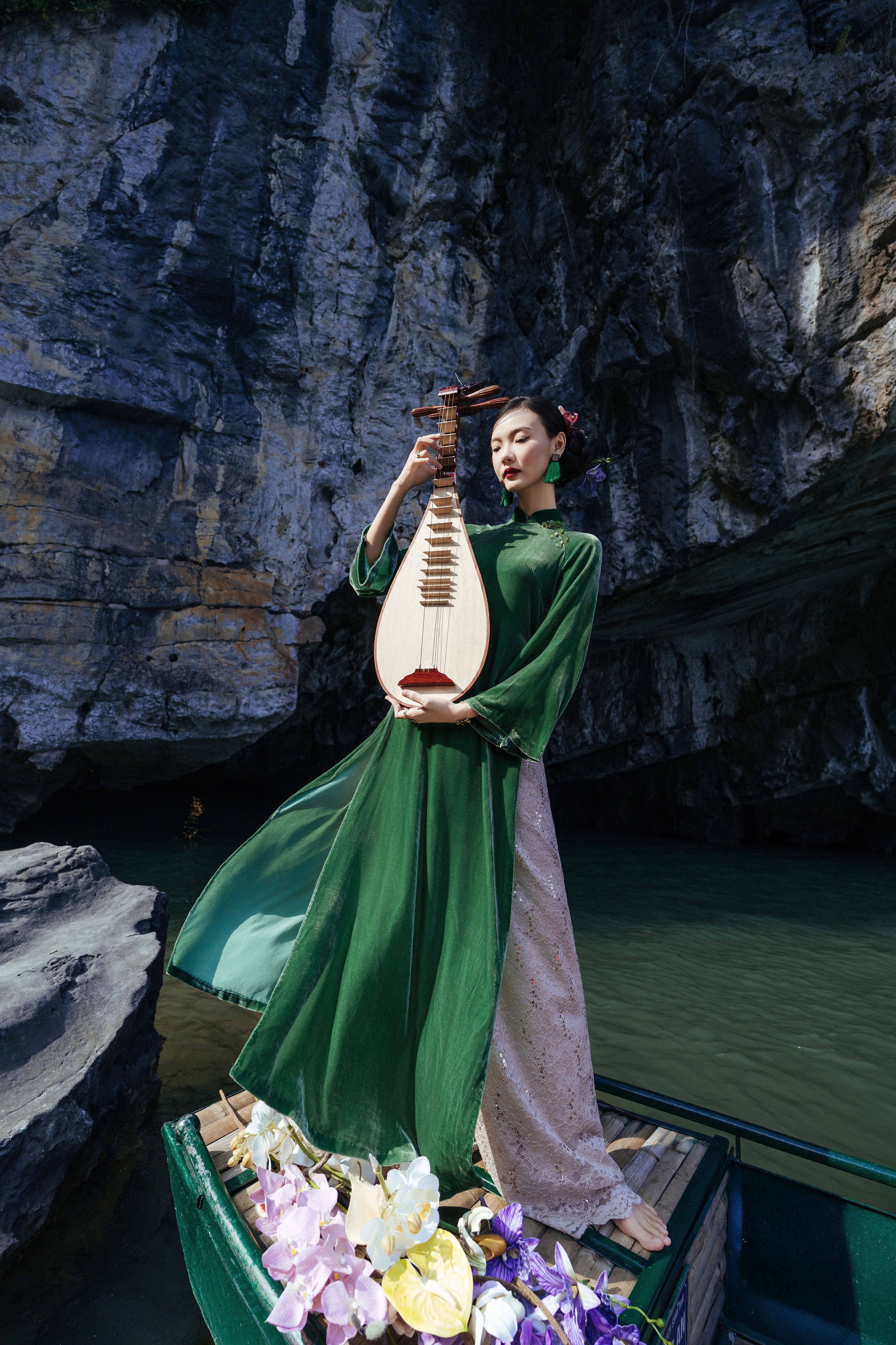 'Nàng thơ’ áo dài đẹp tựa tranh thủy mặc giữa lòng di sản thế giới- Ảnh 11.