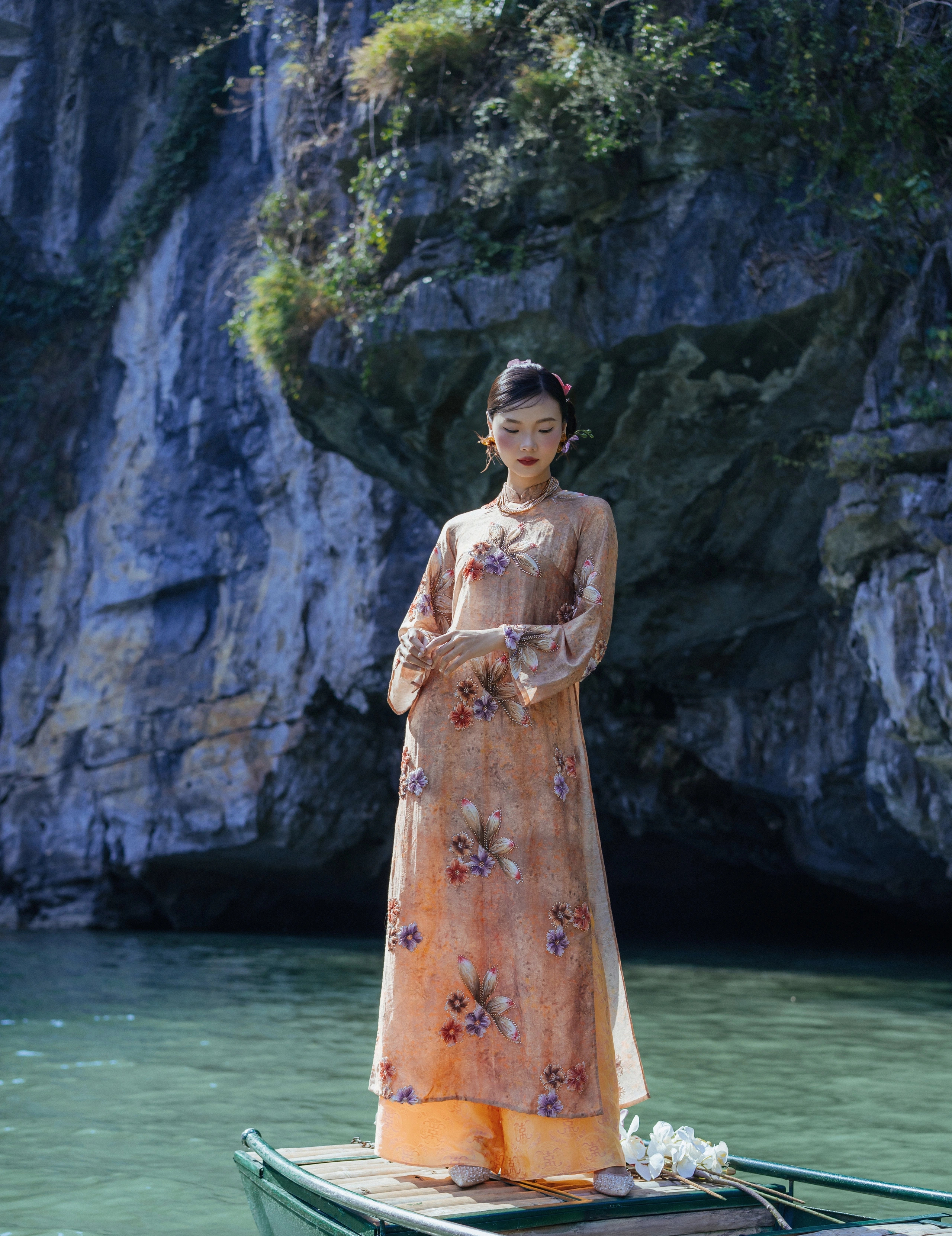 'Nàng thơ’ áo dài đẹp tựa tranh thủy mặc giữa lòng di sản thế giới- Ảnh 12.