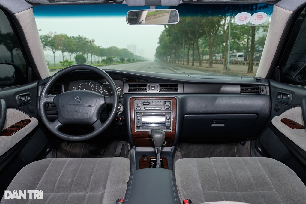 Toyota Crown: Mẫu xe huyền thoại tại Việt Nam - 2