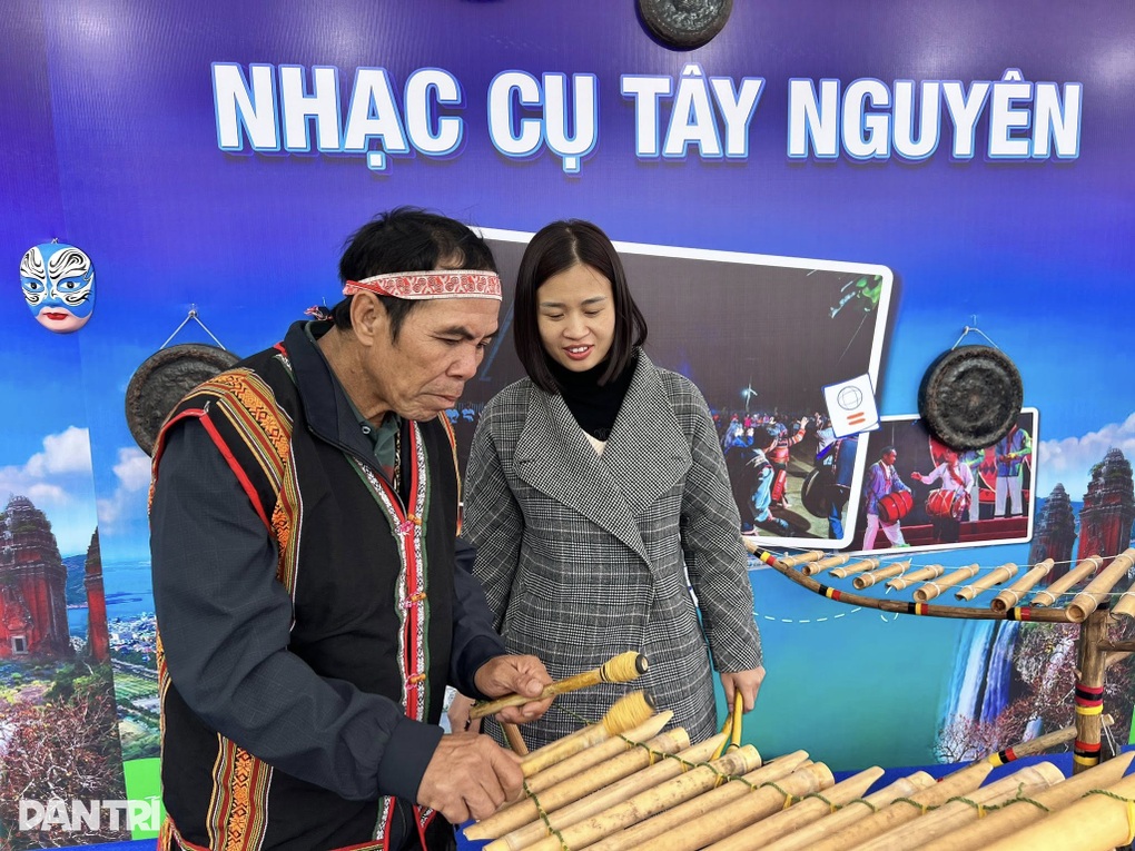 Người Hà Nội hào hứng chơi đàn Trưng, thưởng thức cà phê Gia Lai miễn phí - 2