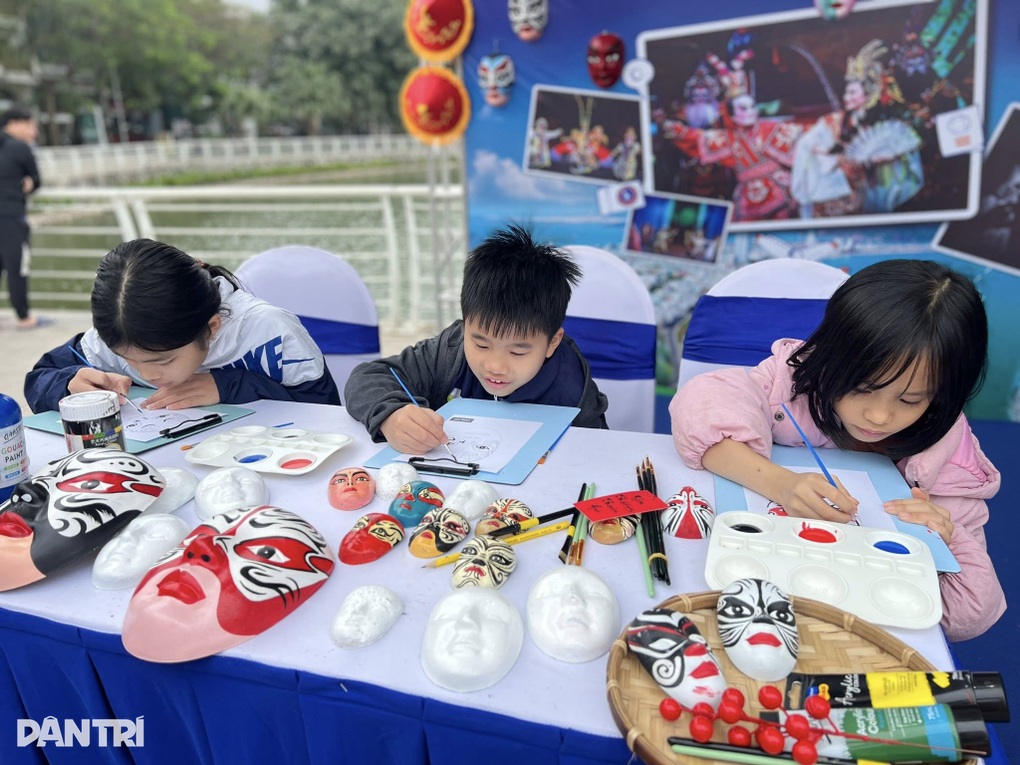 Người Hà Nội hào hứng chơi đàn Trưng, thưởng thức cà phê Gia Lai miễn phí - 3