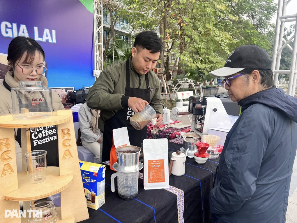 Người Hà Nội hào hứng chơi đàn Trưng, thưởng thức cà phê Gia Lai miễn phí - 4