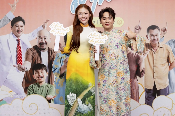 Tiktoker nổi tiếng Con Cò Đây hội ngộ Uyển Ân ở buổi ra mắt phim. Anh đóng một vai khách mời trong tác phẩm về đề tài gia đình.