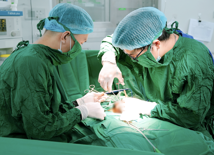 Phẫu thuật cắt bỏ tinh hoàn hoại tử cho bệnh nhân