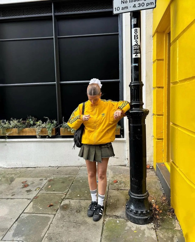 Làm chủ trang phục sắc xanh rêu thời thượng - Ảnh 7.