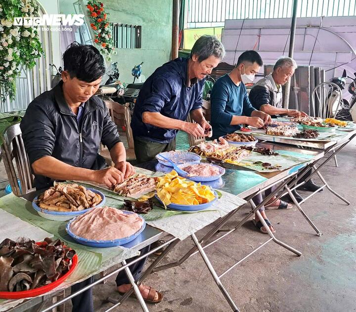 Về Hưng Yên tận thấy cách chế biến loại giò chả ‘độc nhất vô nhị’ phục vụ Tết- Ảnh 2.