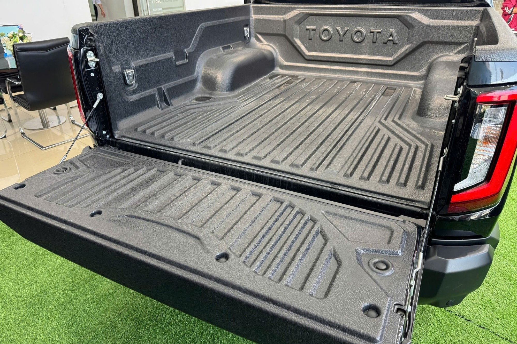 Toyota Hilux - Ảnh 7.