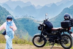 Đôi bạn trẻ cùng nhau đặt chân đến nơi địa đầu Tổ quốc