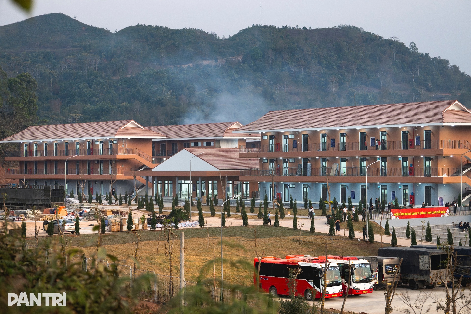 Ngắm kiến trúc ngôi trường “5 sao” hiện đại bậc nhất vùng biên ở Việt Nam - 2