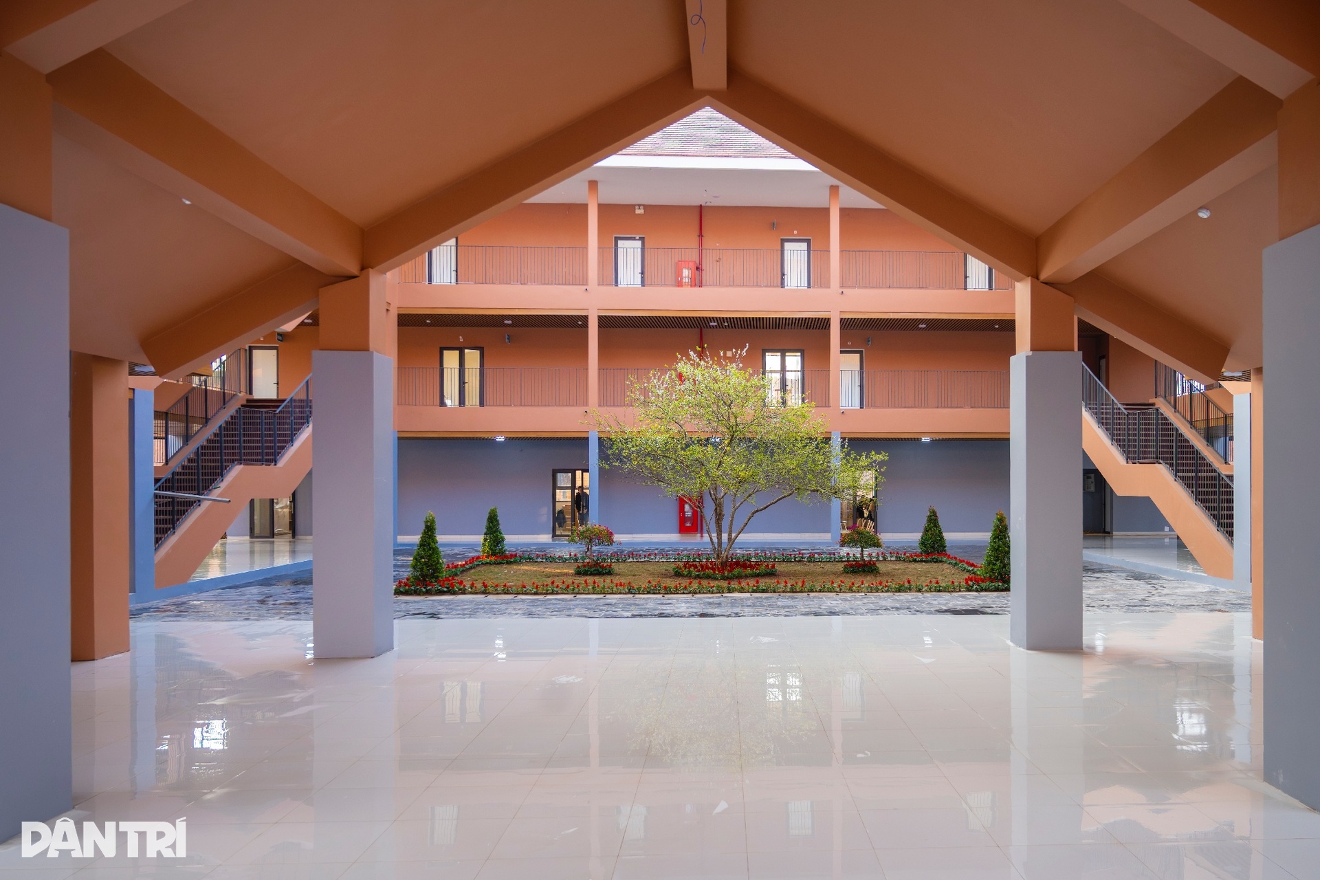 Ngắm kiến trúc ngôi trường “5 sao” hiện đại bậc nhất vùng biên ở Việt Nam - 3