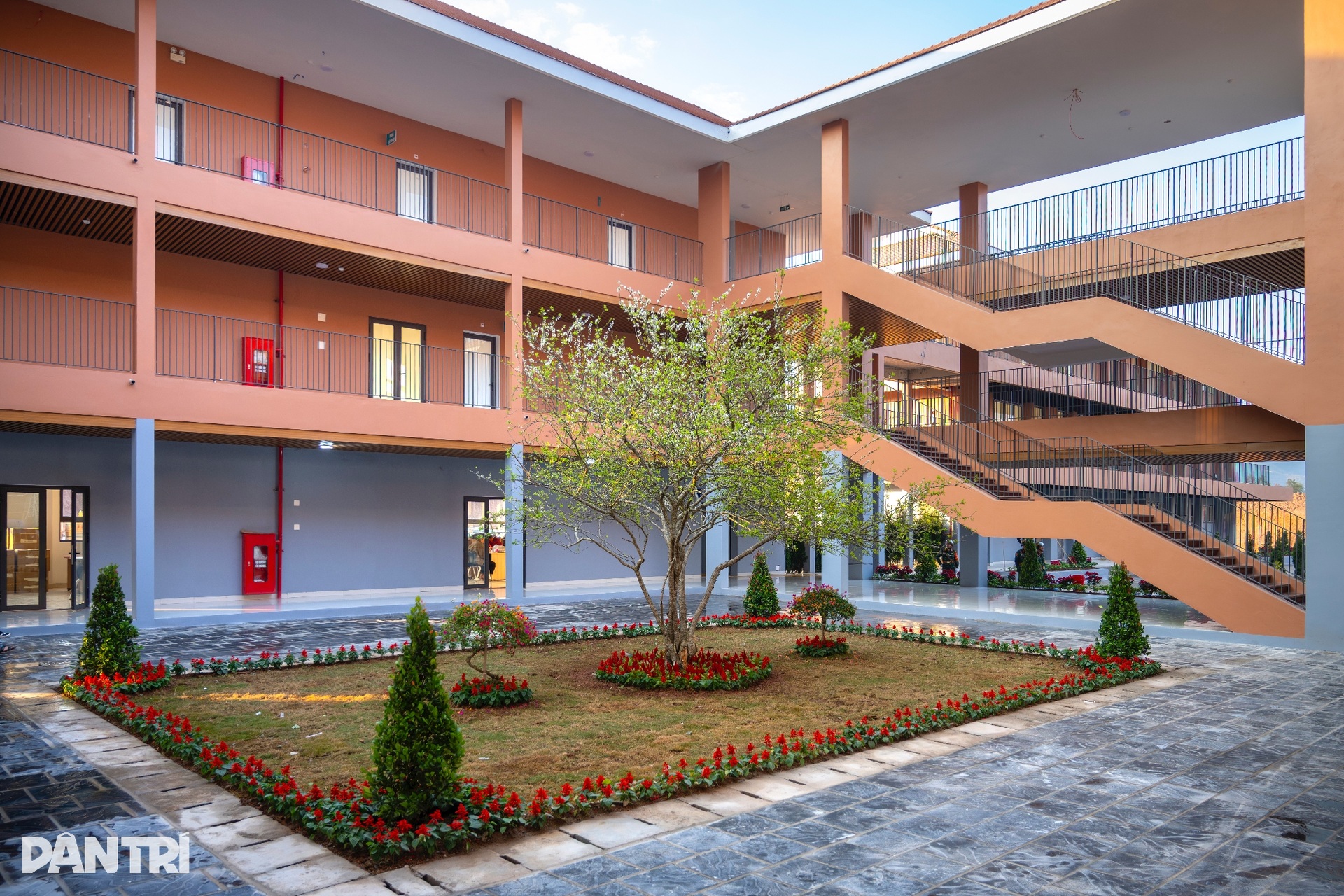 Ngắm kiến trúc ngôi trường “5 sao” hiện đại bậc nhất vùng biên ở Việt Nam - 7