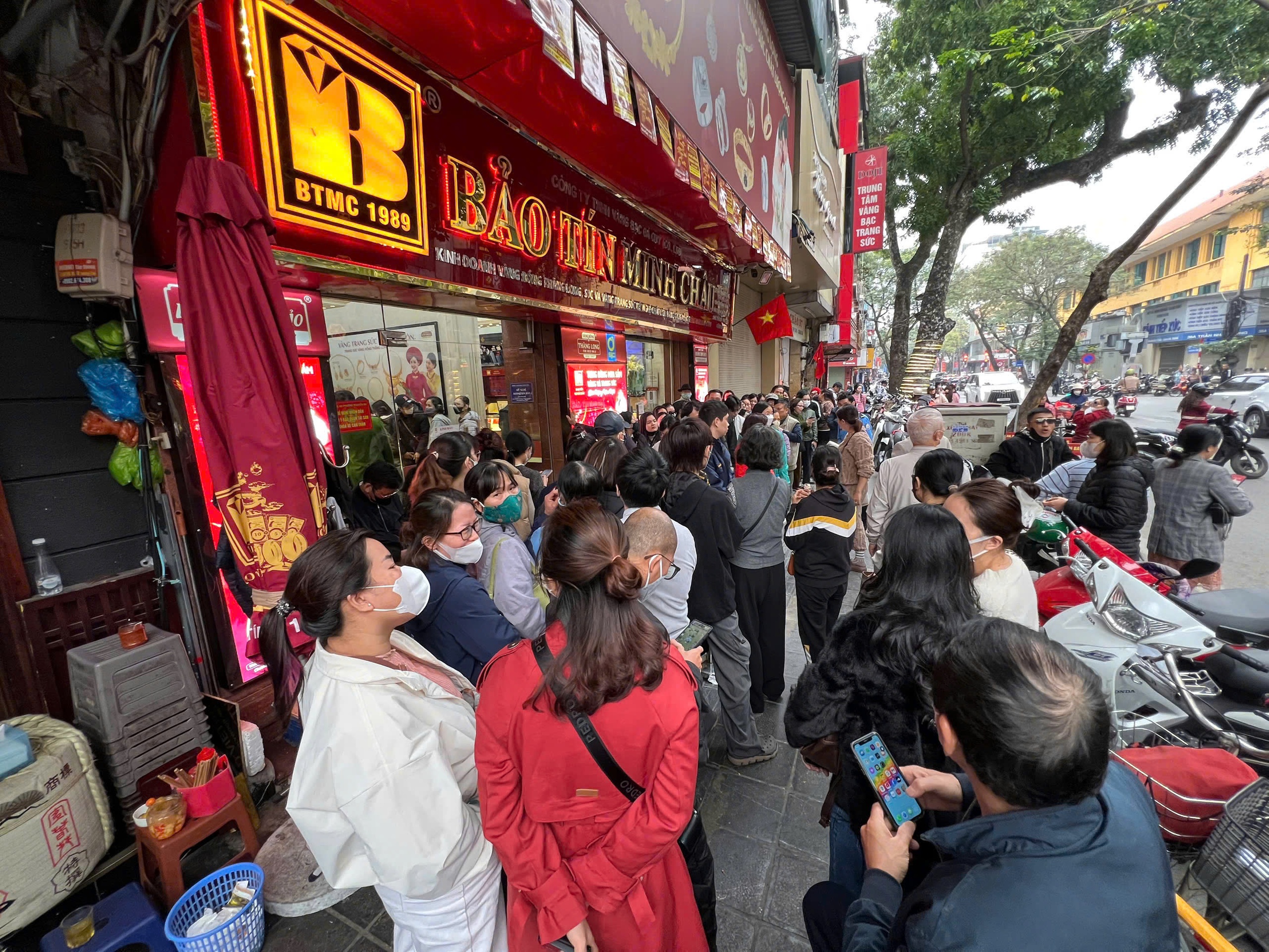  Thị trường vàng: Cẩn trọng biến động khó lường và rủi ro pháp lý- Ảnh 2.