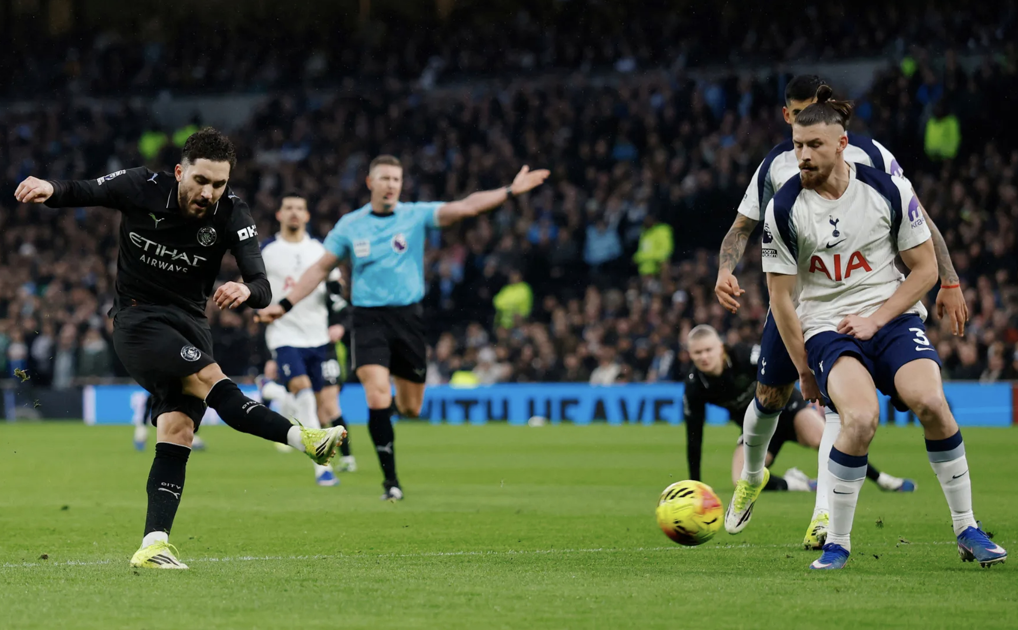 Solanke ghi siêu phẩm kiểu 