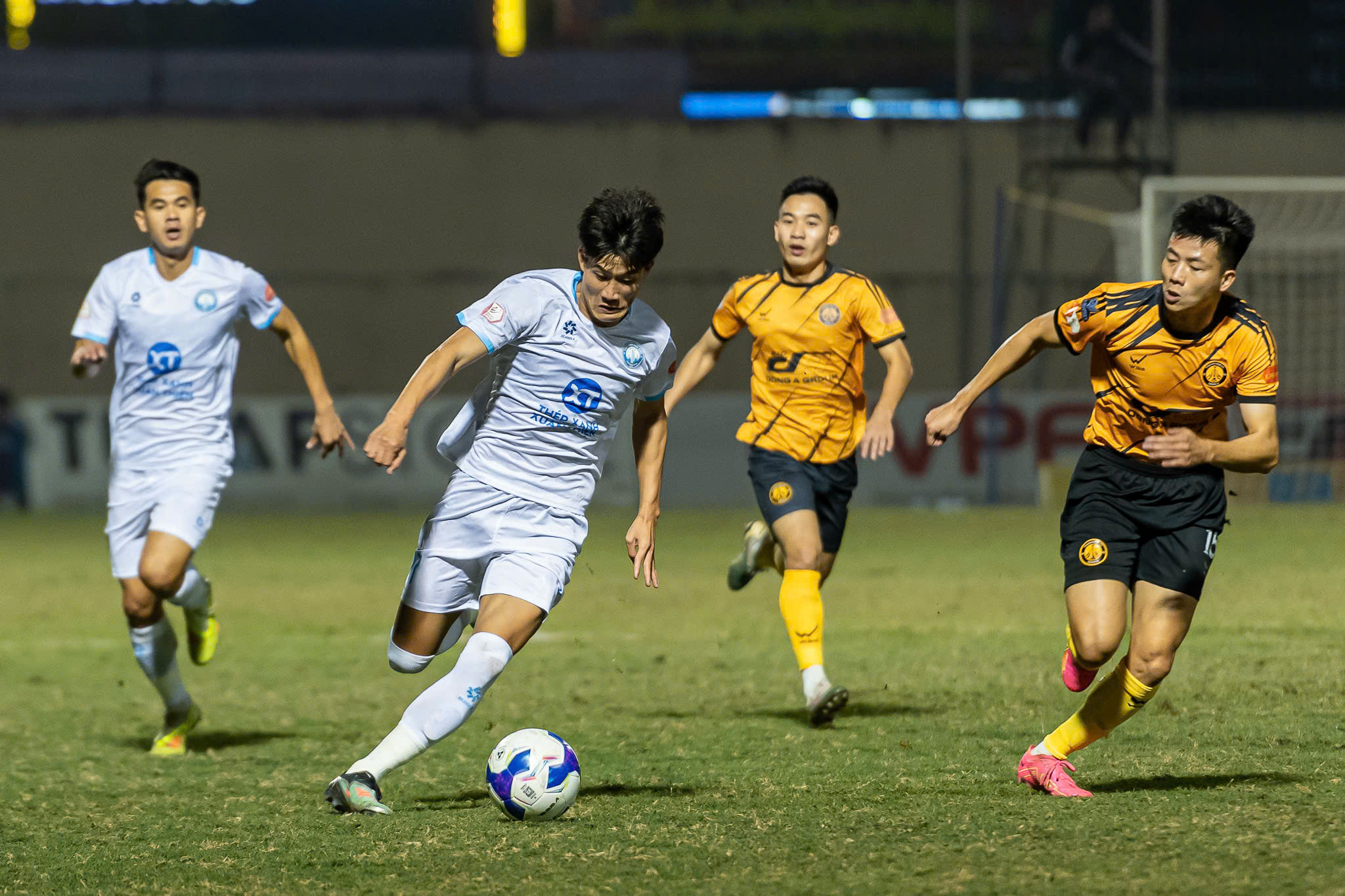 Nguy cơ Nam Định xuống hạng ngang... HAGL, 'lò luyện ngọc' U.23 Việt Nam lâm nguy- Ảnh 2.