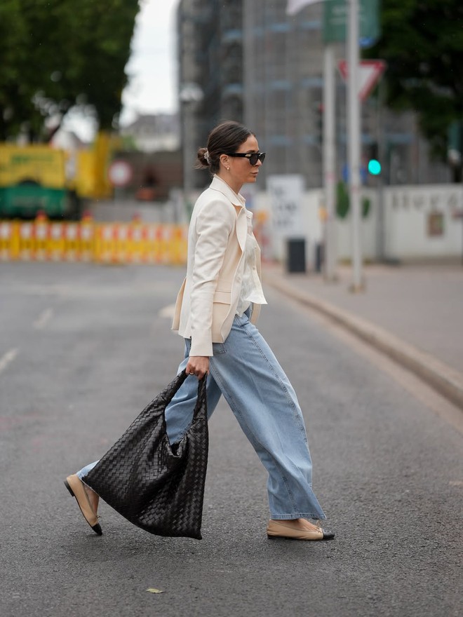 Những dáng quần jeans xanh đẹp và hữu dụng nàng không thể thiếu lúc giao mùa- Ảnh 5.