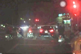 Tài xế ô tô ở Hà Nội bị phạt 19 triệu đồng vì vượt đèn đỏ