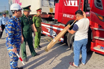 Siết an ninh cảng Hiệp Phước, người dân tự nguyện nộp dao tự chế