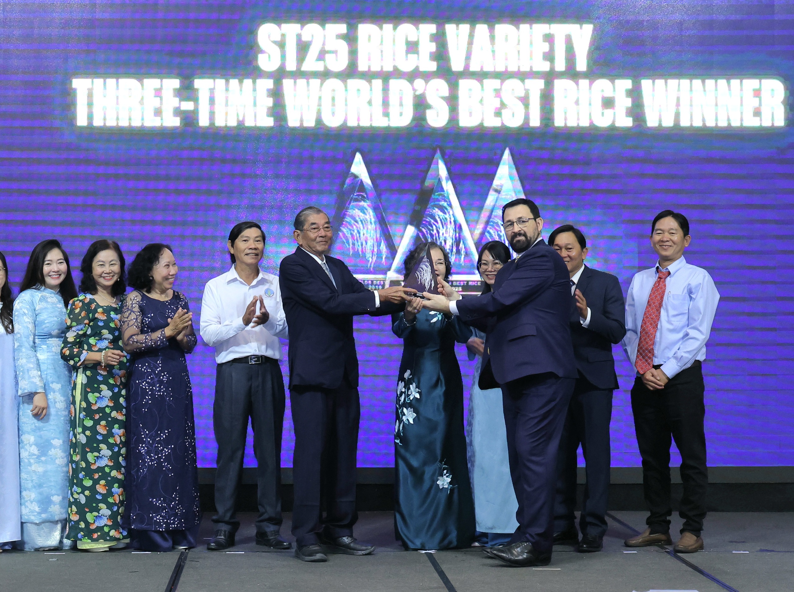 CEO The Rice Trader trao cúp cho cha đẻ gạo ST25 tại Việt Nam năm 2025 - Ảnh 3. CEO The Rice Trader trao cúp cho cha đẻ gạo ST25 tại Việt Nam năm 2025 - Ảnh 3.