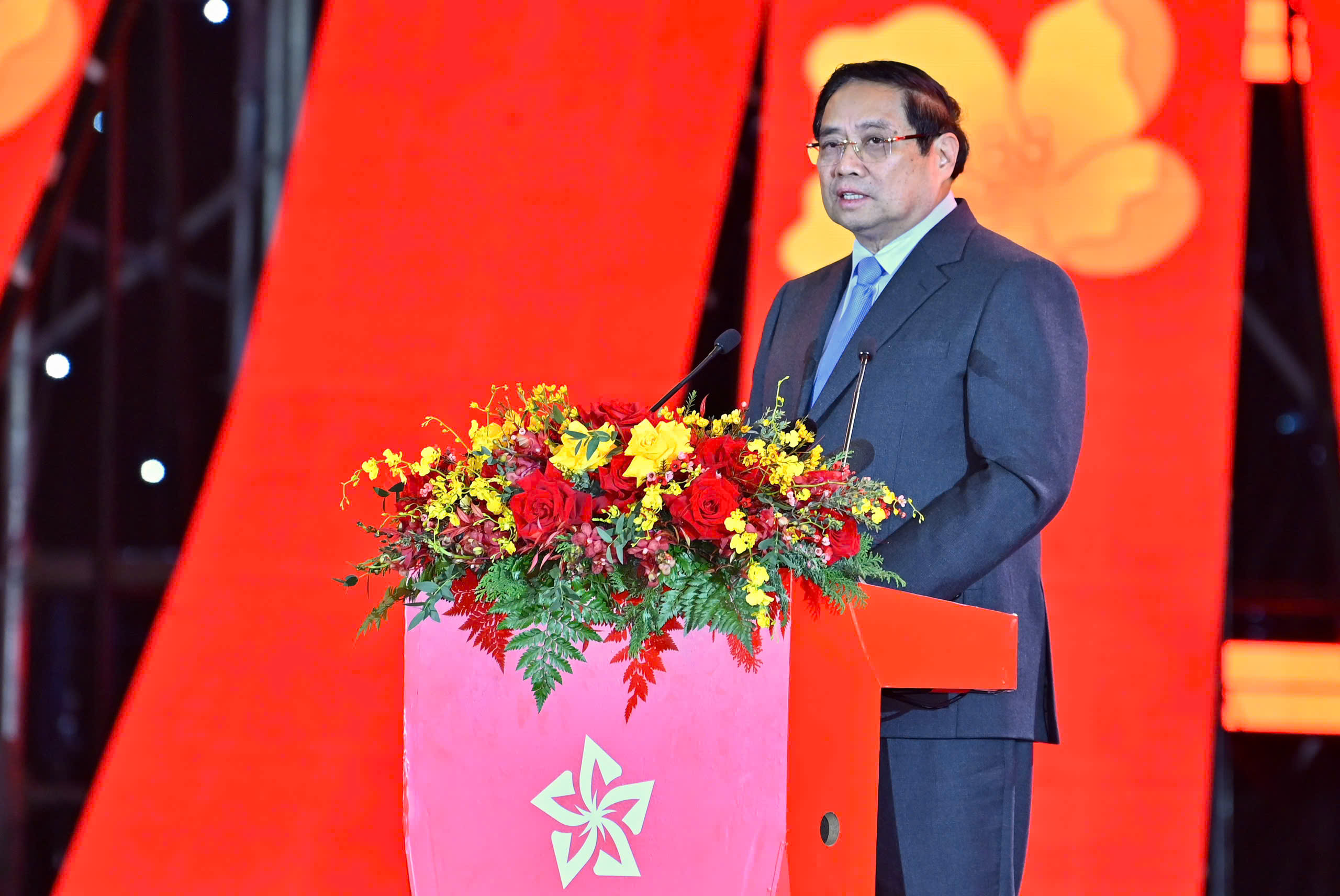 Thủ tướng nếm xôi cốm, kẹo cu đơ, trải nghiệm viết thư pháp tại Hội chợ Mùa Xuân - Ảnh 2.