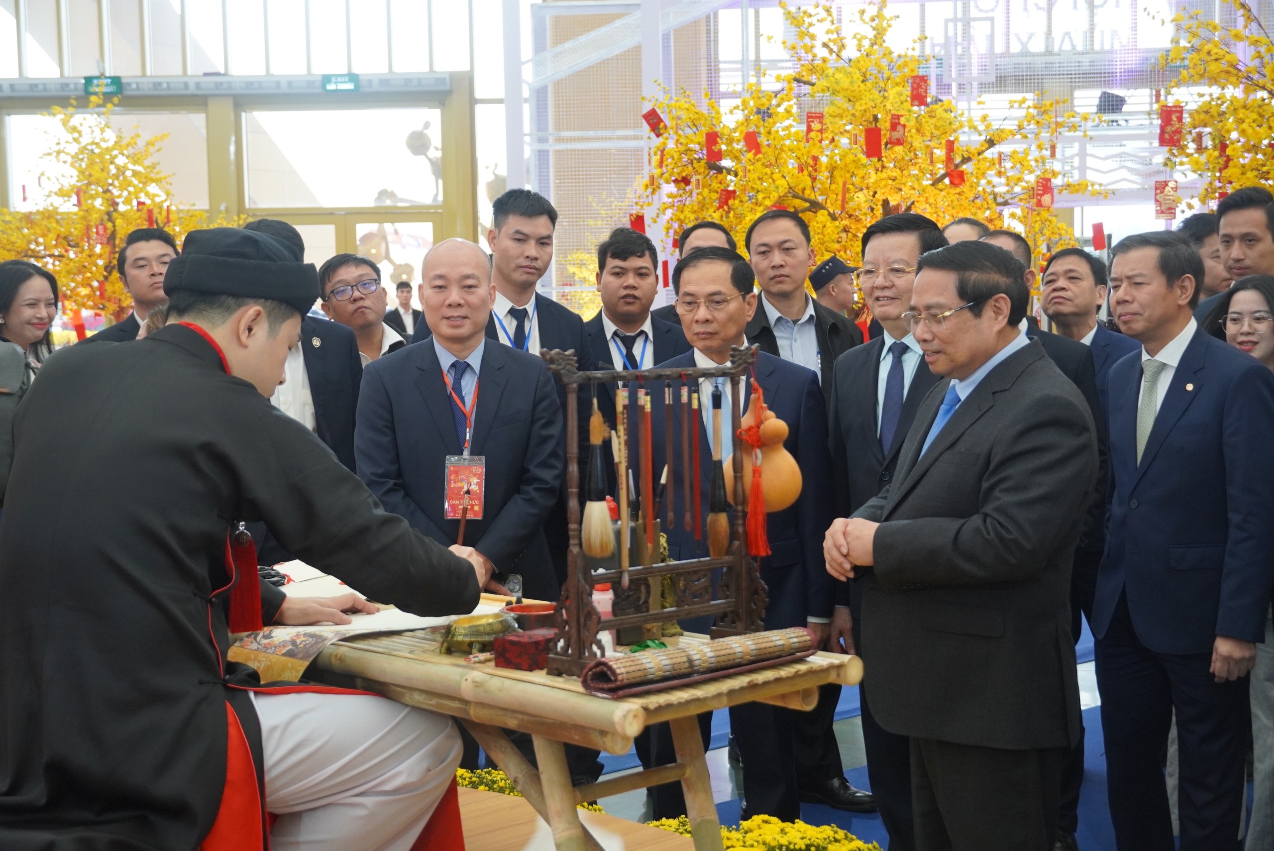 Thủ tướng nếm xôi cốm, kẹo cu đơ, trải nghiệm viết thư pháp tại Hội chợ Mùa Xuân - Ảnh 4.