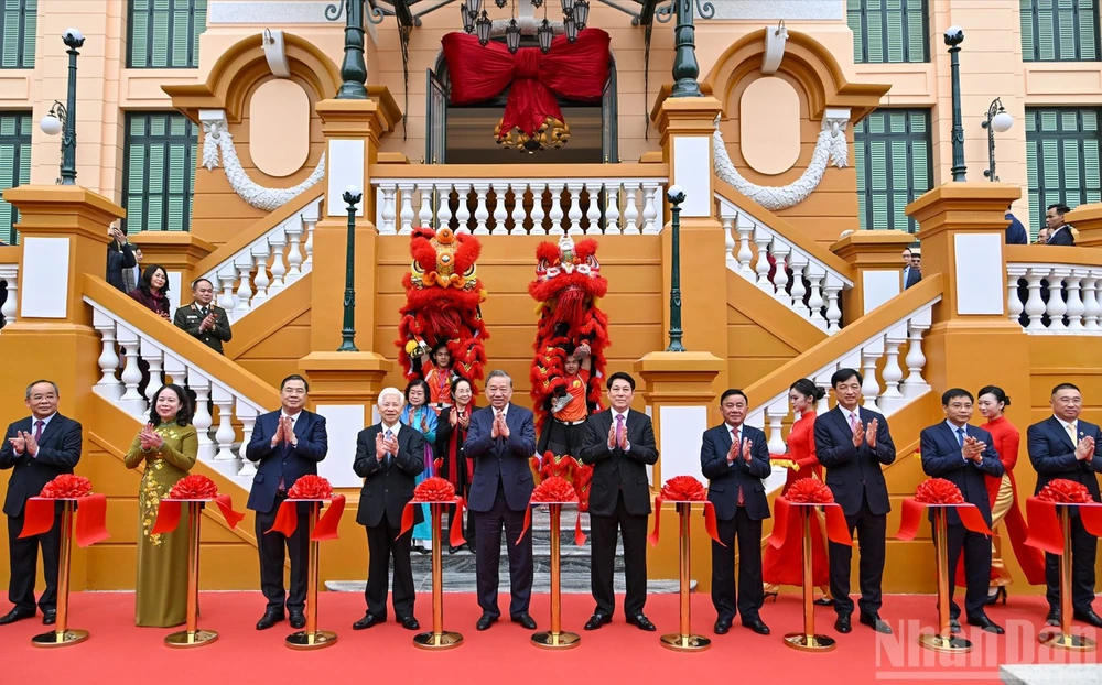 Tổng Bí thư Tô Lâm, Chủ tịch nước Lương Cường, Thường trực Ban Bí thư Trần Cẩm Tú cùng các lãnh đạo, nguyên lãnh đạo Đảng, Nhà nước và đại biểu thực hiện nghi thức cắt băng khánh thành công trình Trụ sở làm việc Cơ quan Chủ tịch nước. Ảnh: NHÂN DÂN tong-bi-thu-to-lam-chu-tich-nuoc-luong-cuong-du-khanh-thanh-tru-so-lam-viec-co-quan-chu-tich-nuoc-2.jpg